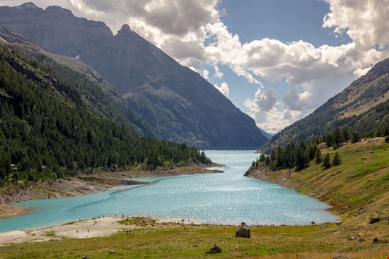 Lago di Place Moulin Lo specchio d'acqua da cartolina in Valle d'Aosta stock.adobe.com 