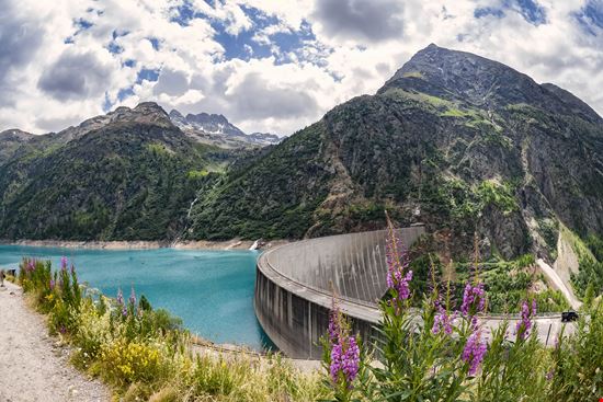 Lago di Place Moulin Lo specchio d'acqua da cartolina in Valle d'Aosta stock.adobe.com 