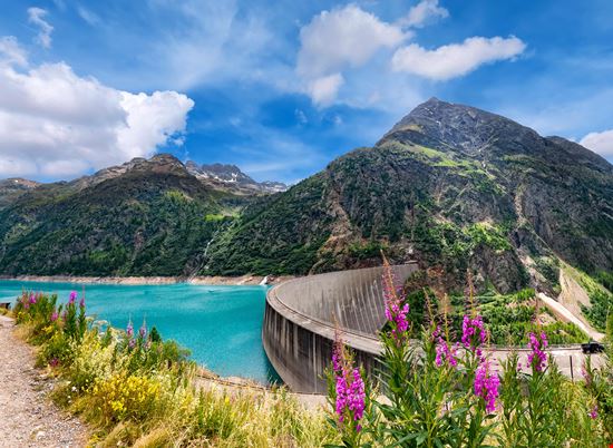 Lago di Place Moulin Lo specchio d'acqua da cartolina in Valle d'Aosta stock.adobe.com 