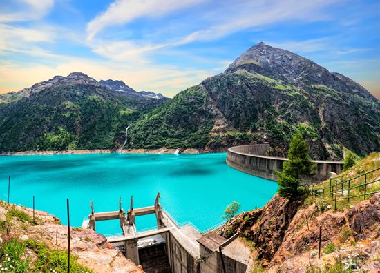 Lago di Place Moulin Lo specchio d'acqua da cartolina in Valle d'Aosta stock.adobe.com 