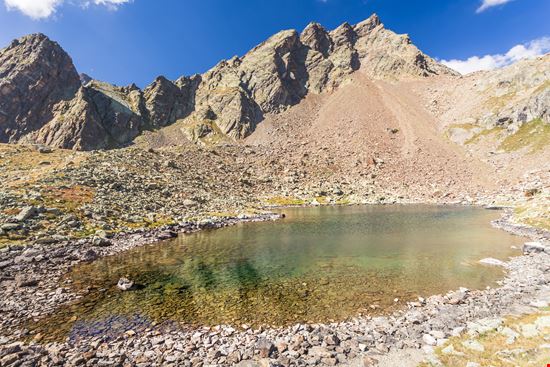 Lago di Place Moulin Lo specchio d'acqua da cartolina in Valle d'Aosta stock.adobe.com 