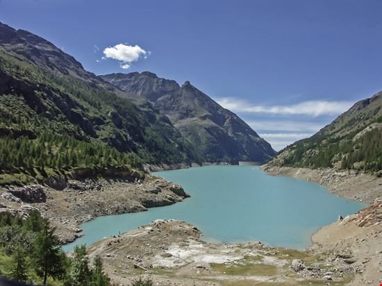 Lago di Place Moulin Lo specchio d'acqua da cartolina in Valle d'Aosta stock.adobe.com 