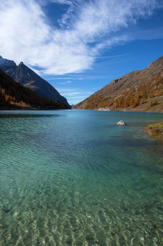 Lago di Place Moulin Lo specchio d'acqua da cartolina in Valle d'Aosta stock.adobe.com 
