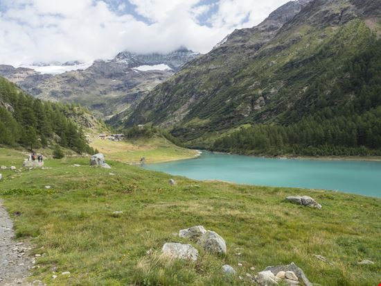 Lago di Place Moulin Lo specchio d'acqua da cartolina in Valle d'Aosta stock.adobe.com 