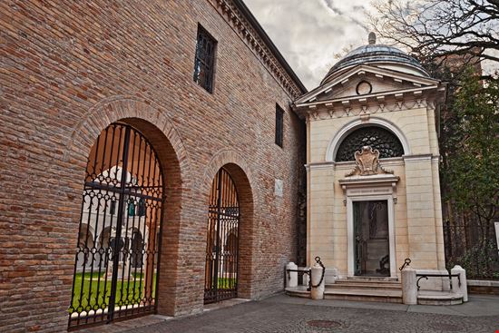 Dante's tomb Ravenna stock.adobe.com 