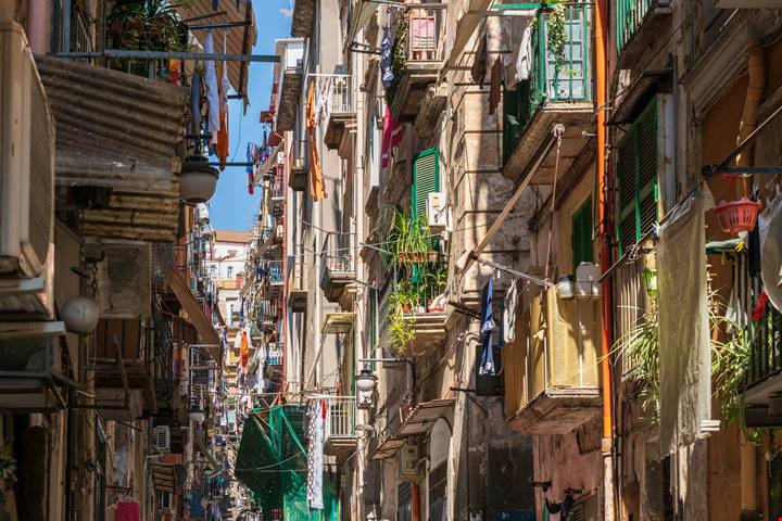 Non solo Napoli: ecco quali sono i luoghi della pizza in Campania che non sapevi esistessero tra anfiteatri di città e borghi sconosciuti