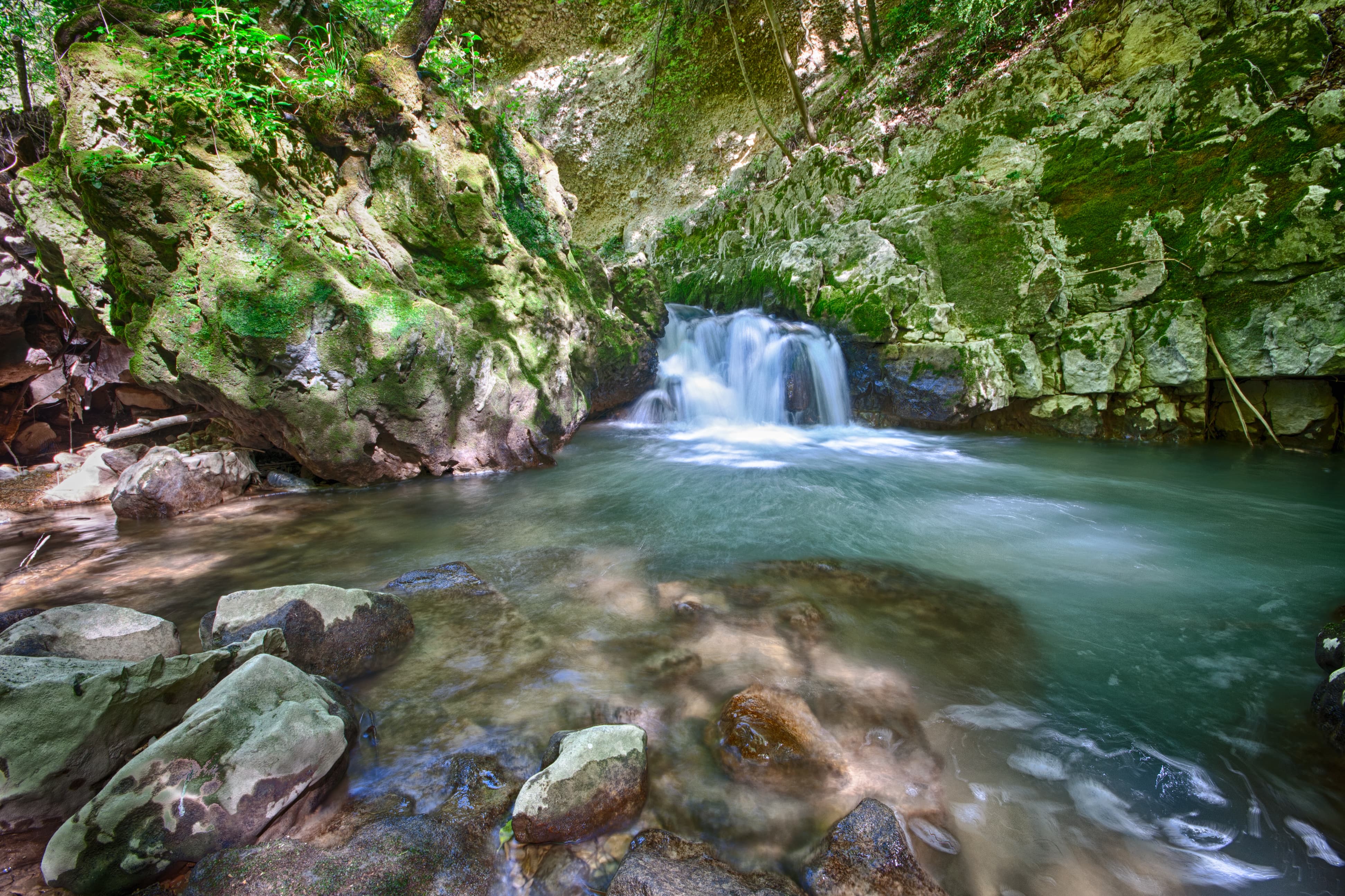 La piccola Venezia delle Marche, un borgo dove l'uomo convive da secoli con le acque più limpide dell'Appennino