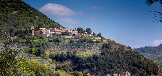 Collepino Il borgo-castello a due passi da Assisi stock.adobe.com 