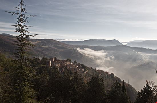 Collepino Il borgo-castello a due passi da Assisi stock.adobe.com 