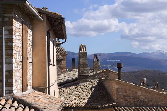 Collepino Il borgo-castello a due passi da Assisi stock.adobe.com 