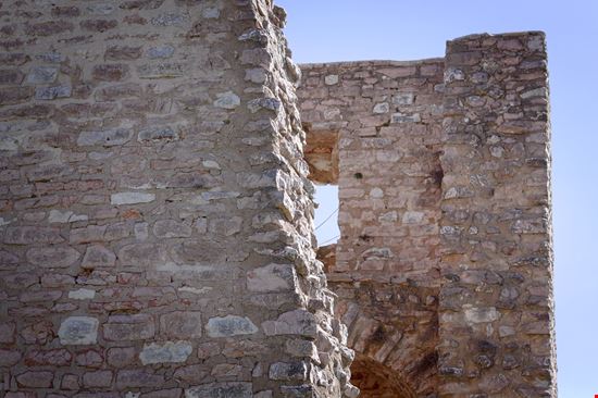 Collepino Il borgo-castello a due passi da Assisi stock.adobe.com 