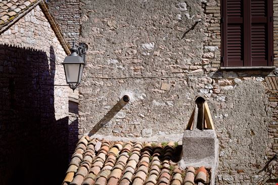 Collepino Il borgo-castello a due passi da Assisi stock.adobe.com 