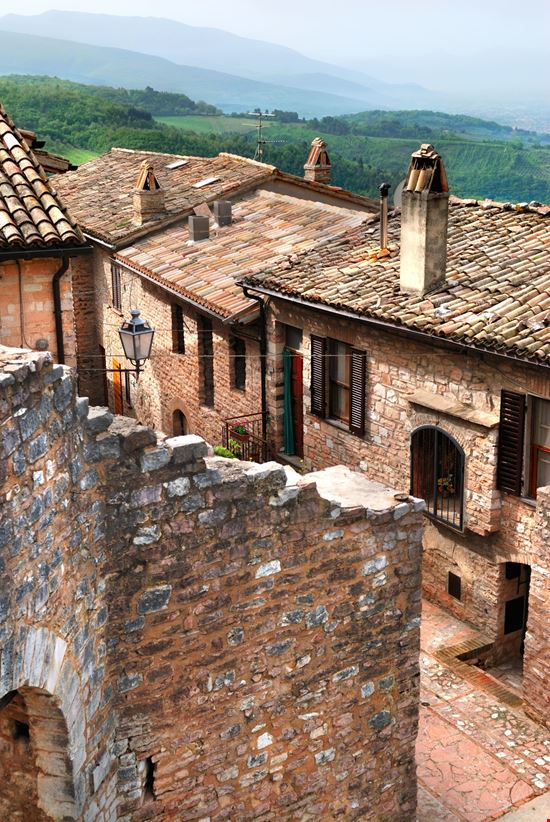 Collepino Il borgo-castello a due passi da Assisi stock.adobe.com 