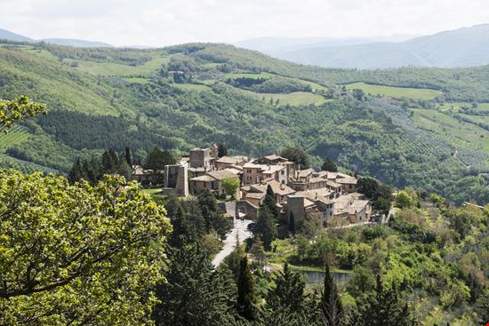 Collepino Il borgo-castello a due passi da Assisi stock.adobe.com 