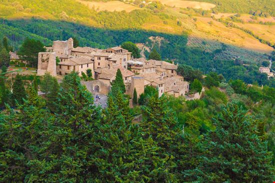 Collepino Il borgo-castello a due passi da Assisi stock.adobe.com 