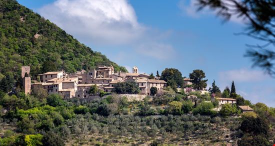 Collepino Il borgo-castello a due passi da Assisi stock.adobe.com 