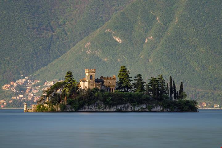 Emergono dal blu delle acque come dei piccoli miraggi: sono italiane le isole sui laghi più belle d'Europa
