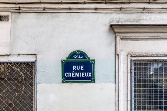 Parigi Rue Crémieux stock.adobe.com 