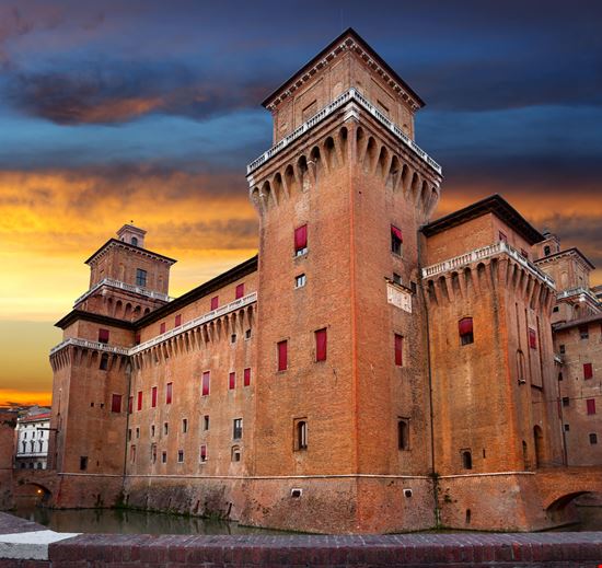 Ferrara Castello Estense stock.adobe.com 
