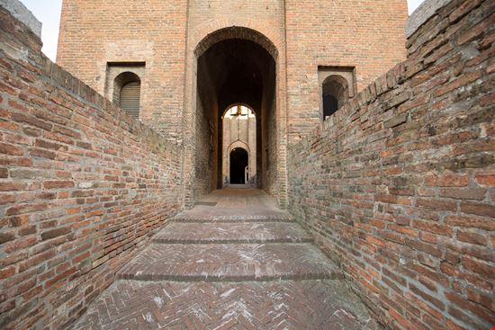 Ferrara Castello Estense stock.adobe.com 