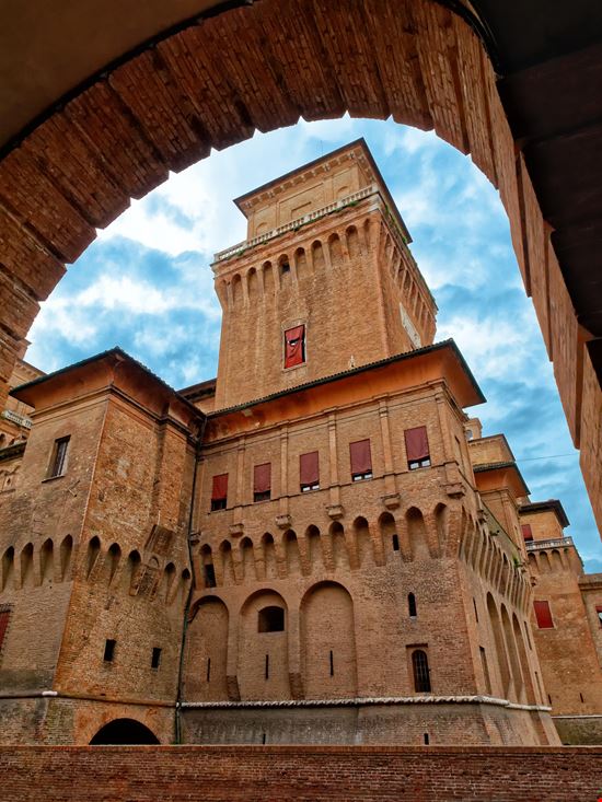 Ferrara Castello Estense stock.adobe.com 