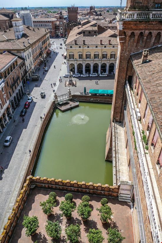 Ferrara Castello Estense stock.adobe.com 
