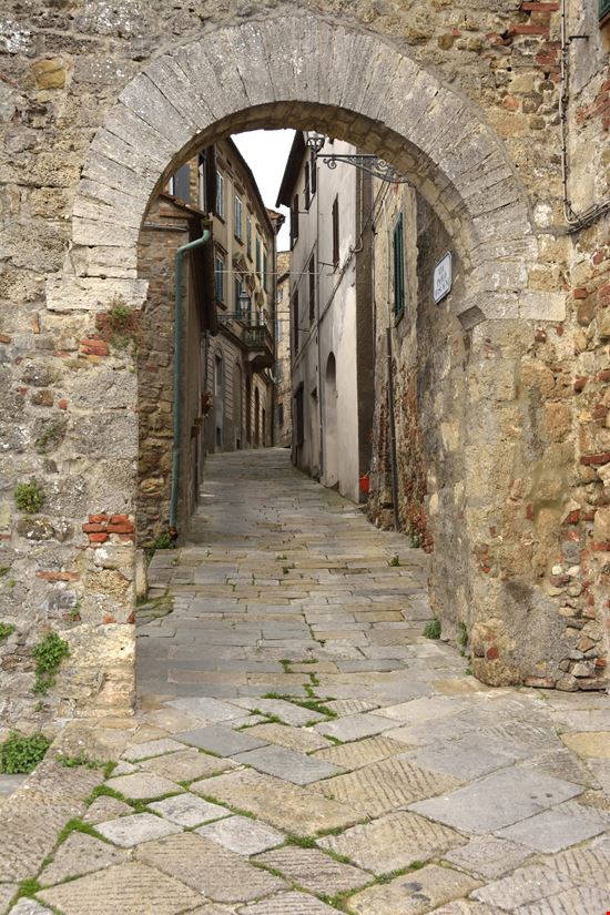 Chiusdino Il borgo di Chiusdino stock.adobe.com 