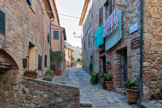 Chiusdino Il borgo di Chiusdino stock.adobe.com 