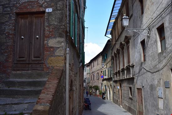 Chiusdino Il borgo di Chiusdino stock.adobe.com 