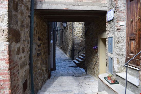Chiusdino Il borgo di Chiusdino stock.adobe.com 