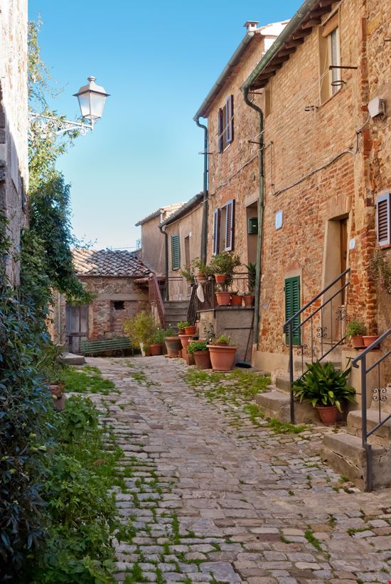 Chiusdino Il borgo di Chiusdino stock.adobe.com 
