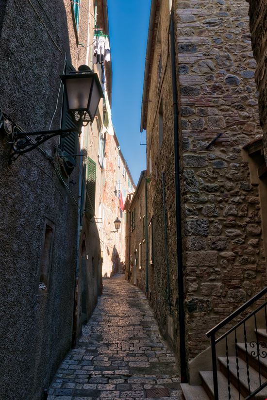 Chiusdino Il borgo di Chiusdino stock.adobe.com 