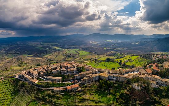 Chiusdino Il borgo di Chiusdino stock.adobe.com 
