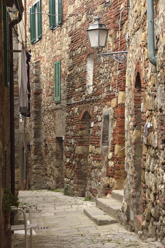 Chiusdino Il borgo di Chiusdino stock.adobe.com 