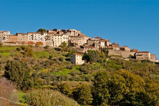 Chiusdino Il borgo di Chiusdino stock.adobe.com 