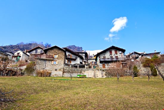 Usseaux Borgo Medievale Marco Fine / Shutterstock.com 