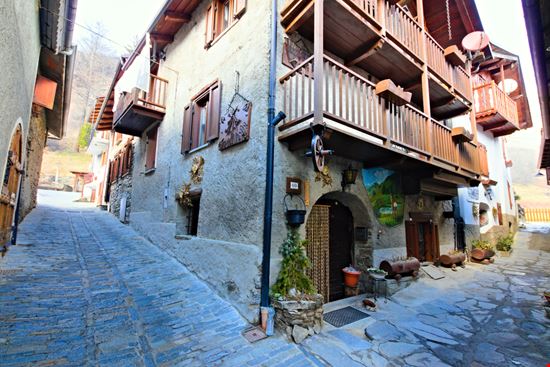 Usseaux Borgo Medievale Marco Fine / Shutterstock.com 