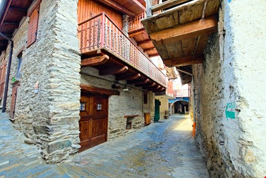 Usseaux Borgo Medievale Marco Fine / Shutterstock.com 