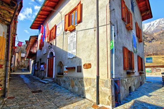 Usseaux Borgo Medievale Marco Fine / Shutterstock.com 