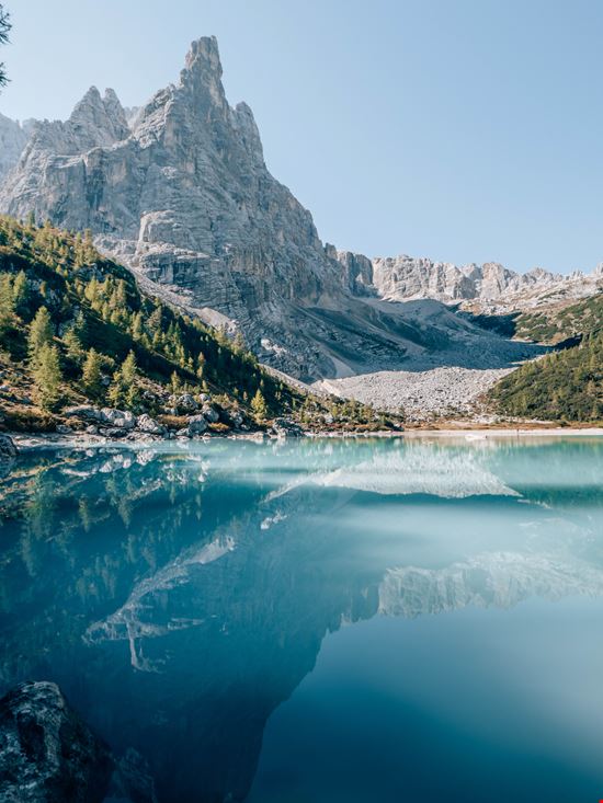 Lago di Sorapis l’angolo di paradiso che non ti aspetti tra le Dolomiti stock.adobe.com 