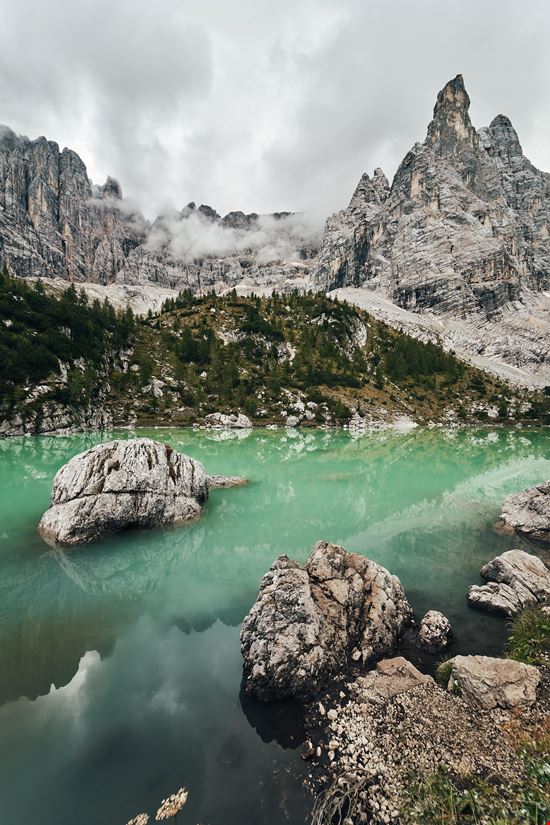 Lago di Sorapis l’angolo di paradiso che non ti aspetti tra le Dolomiti stock.adobe.com 