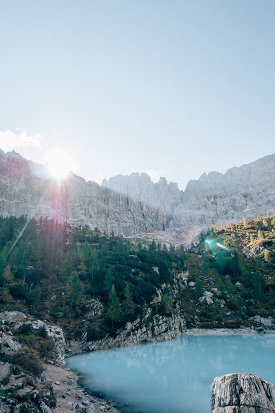 Lago di Sorapis l’angolo di paradiso che non ti aspetti tra le Dolomiti stock.adobe.com 