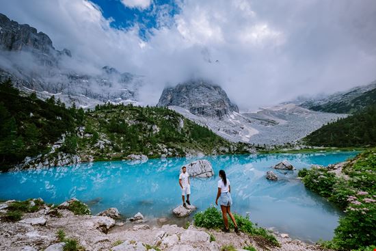 Lago di Sorapis l’angolo di paradiso che non ti aspetti tra le Dolomiti stock.adobe.com 