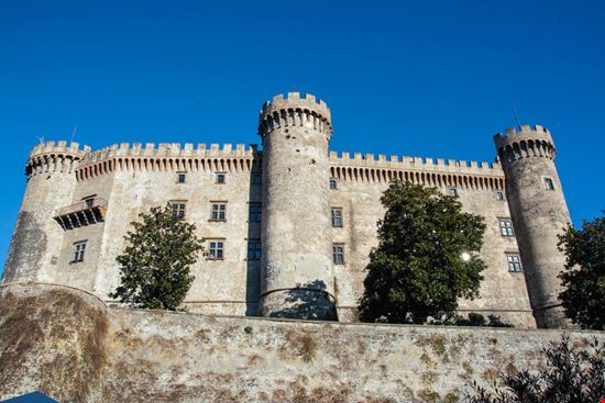 Castello Orsini-Odescalchi Castello Orsini-Odescalchi lauradibi - Shutterstock.com lauradibi