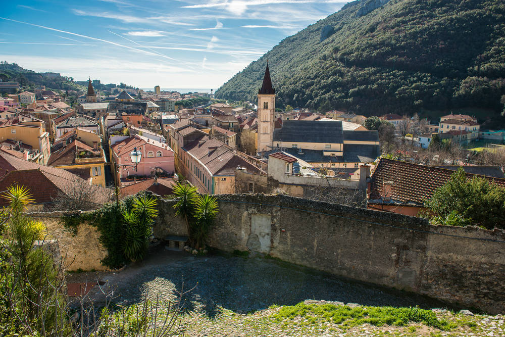 A due passi dal mare ma cullato dalle colline: in Liguria c'è un piccolo borgo segreto dove sembra di essere ancora nel Medioevo