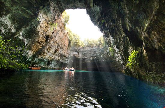 Grotta Melissani Grotta Melissani Piotr Krzeslak - Shutterstock.com Piotr Krzeslak