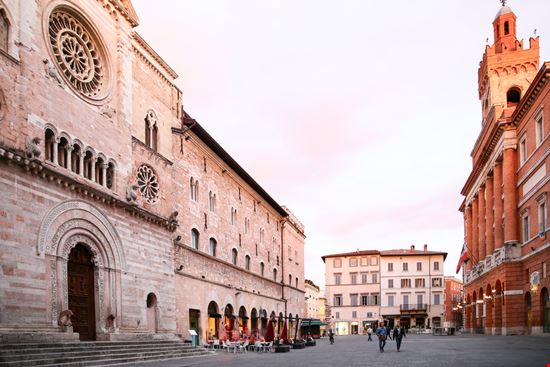 Duomo di San Feliciano Duomo di San Feliciano laura zamboni / Shutterstock.com 