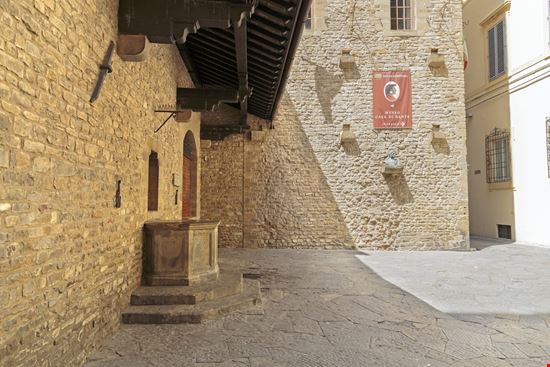 Casa di Dante Casa di Dante Fabianodp / Shutterstock.com 