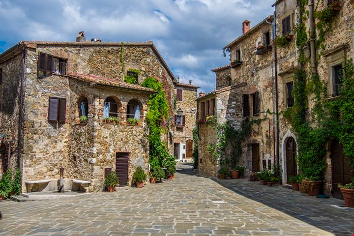 È in Maremma uno dei migliori borghi murati d'Italia: tra gatti e draghi, è ancora oggi è una straordinaria città-fortezza