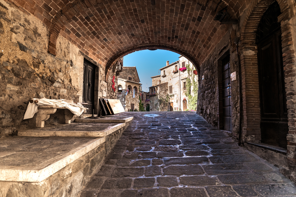 È in Maremma uno dei migliori borghi murati d'Italia: tra gatti e draghi, è ancora oggi è una straordinaria città-fortezza